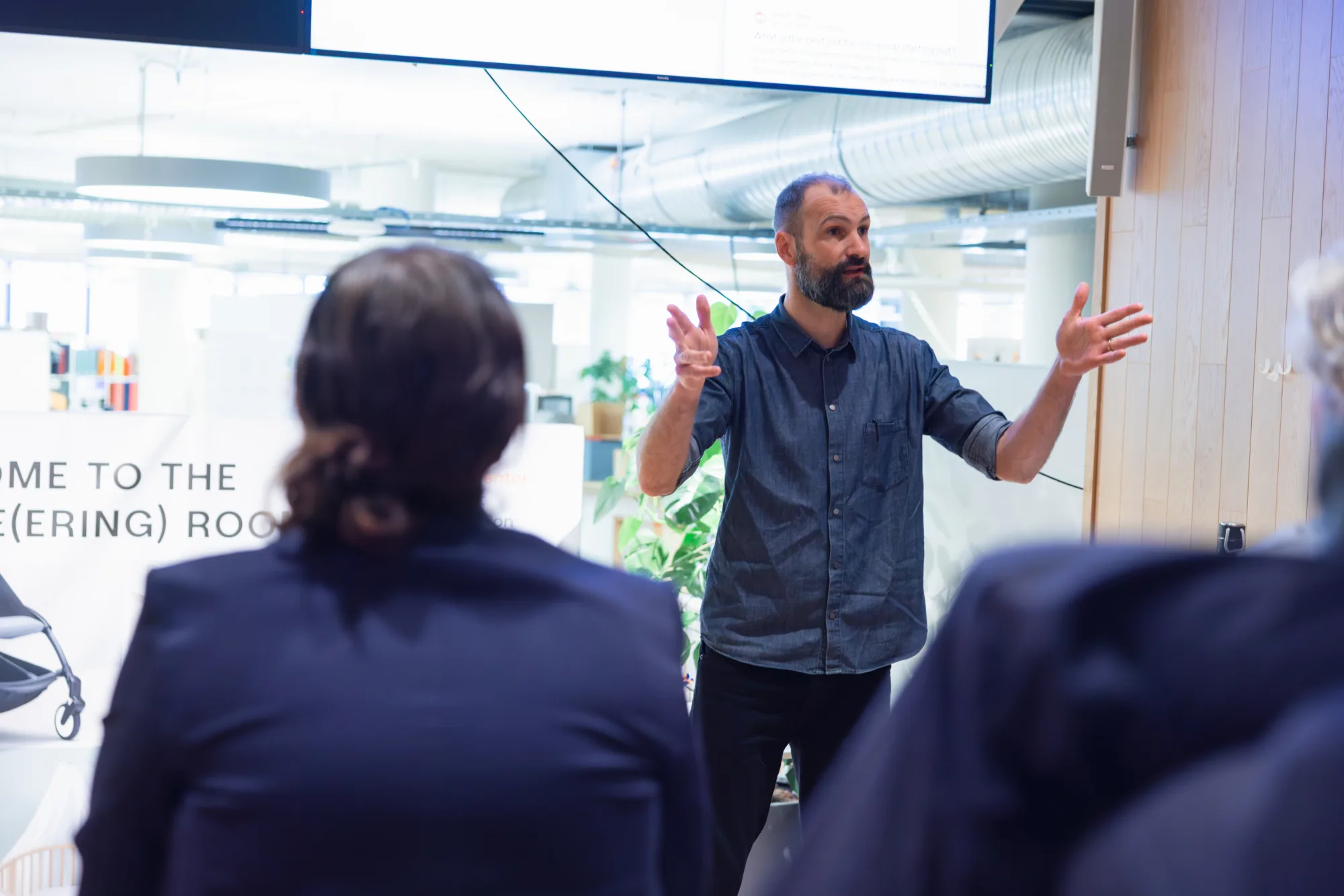 Casimir presenting during a training in the Stokke Steering Room